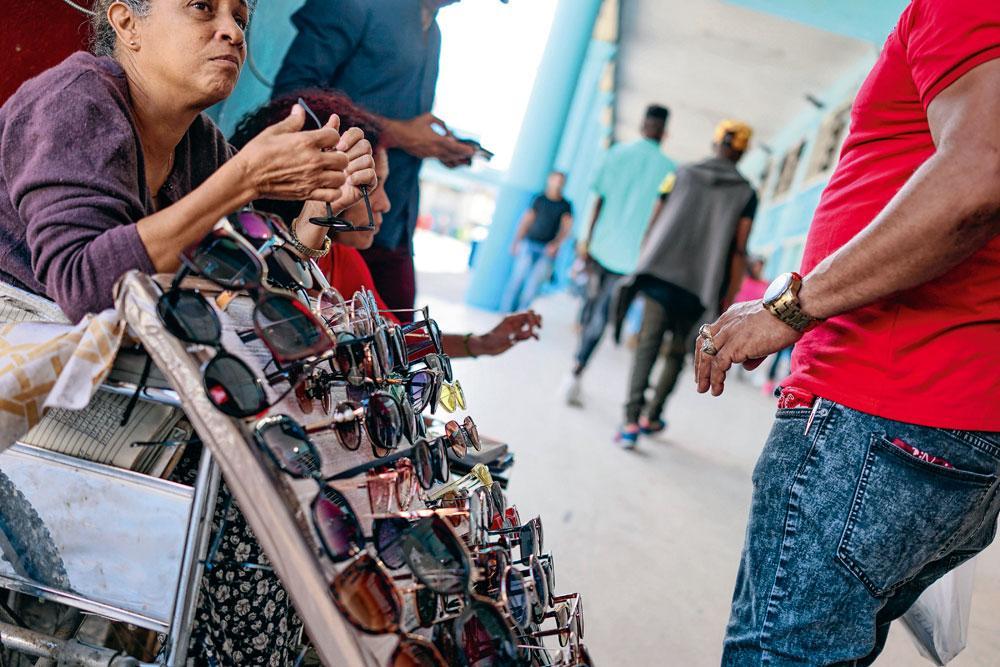 Près de 600 000 habitants travaillent à leur compte. Ici, une femme en fauteuil roulant vend des lunettes de soleil.