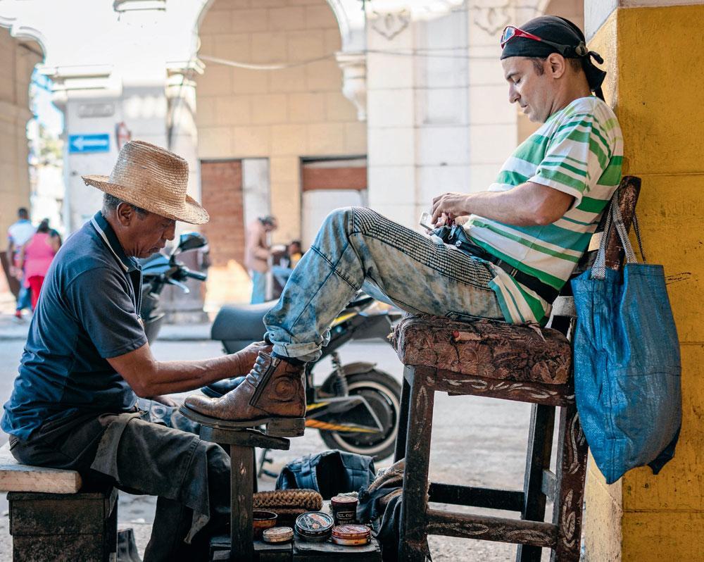 Un cireur de chaussures dans la vieille Havane. L'essor du secteur privé renforce les inégalités que la révolution voulait supprimer.
