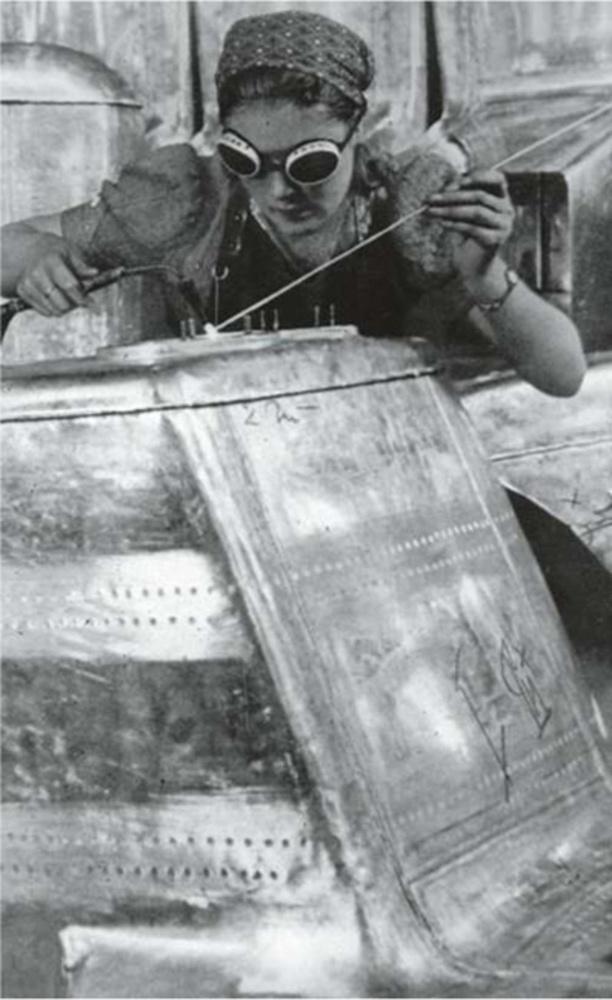 A l'usine Messerschmitt, les femmes travaillent au soudage des avions.