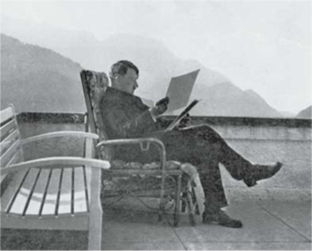 Hitler, vers 1934, sur la terrasse de sa maison à Obersalzberg près de Berchtesgaden.