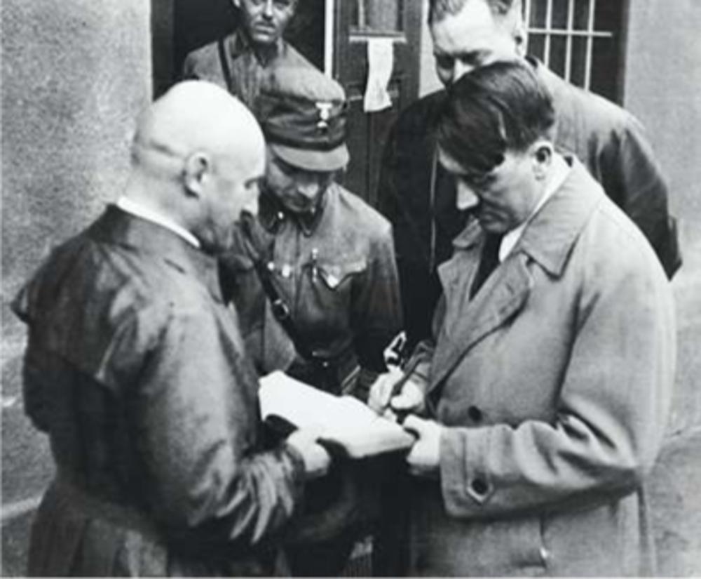 Hitler dédicace un exemplaire de Mein Kampf à Julius Streicher