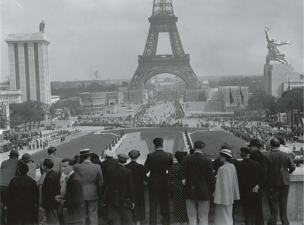 L'Exposition universelle de 1937 à Paris : à droite de la tour Eiffel, le pavillon russe ; à gauche, le pavillon allemand d'Albert Speer, encore plus grand.