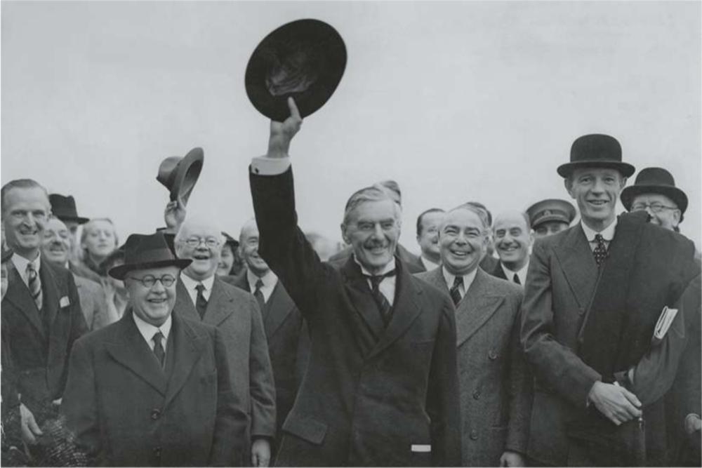 Fin septembre 1938, le Premier ministre britannique Neville Chamberlain s'envole de Heston Aerodrome (à l'ouest de Londres) pour des 