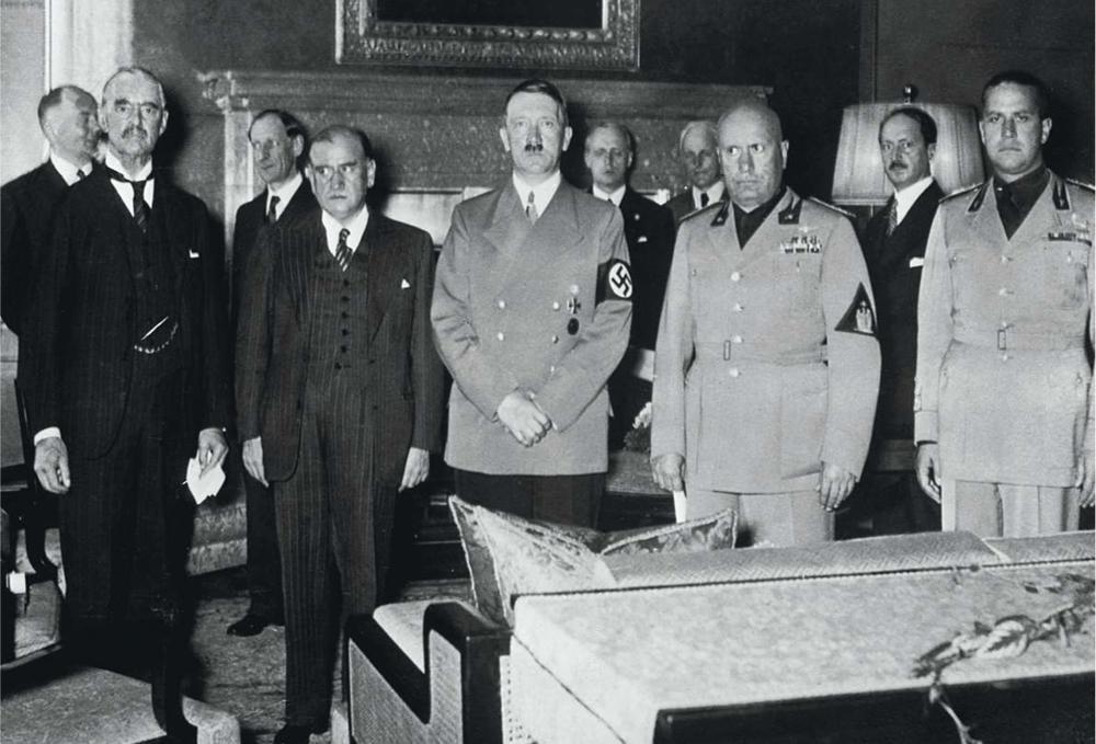 Après la signature des Accords : (de gauche à droite) Chamberlain, Daladier, Hitler, Mussolini et le ministre italien des Affaires étrangères, Galeazzo Ciano.