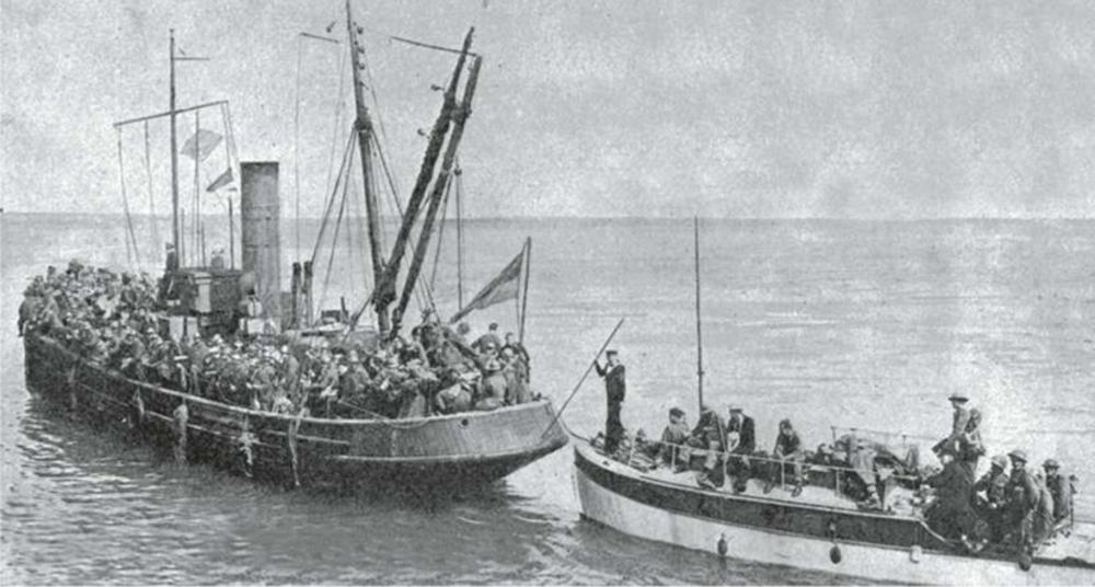 Même les plus petits bateaux de pêche ou d'autres bateaux privés chargés à plein bord de soldats traversent la Manche.