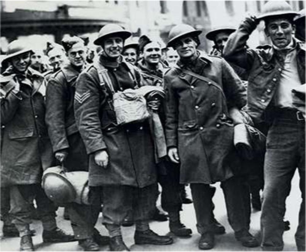 Les visages heureux des soldats arrivant à la gare de Londres.