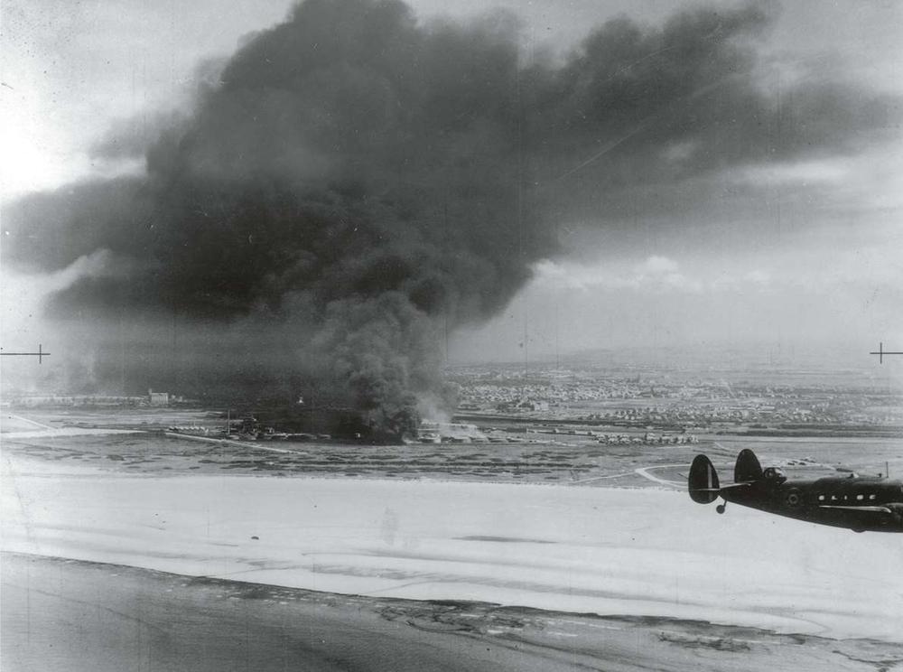 Après les bombardements de la Luftwaffe, des nuages de fumée s'élèvent au-dessus du port de Dunkerque.