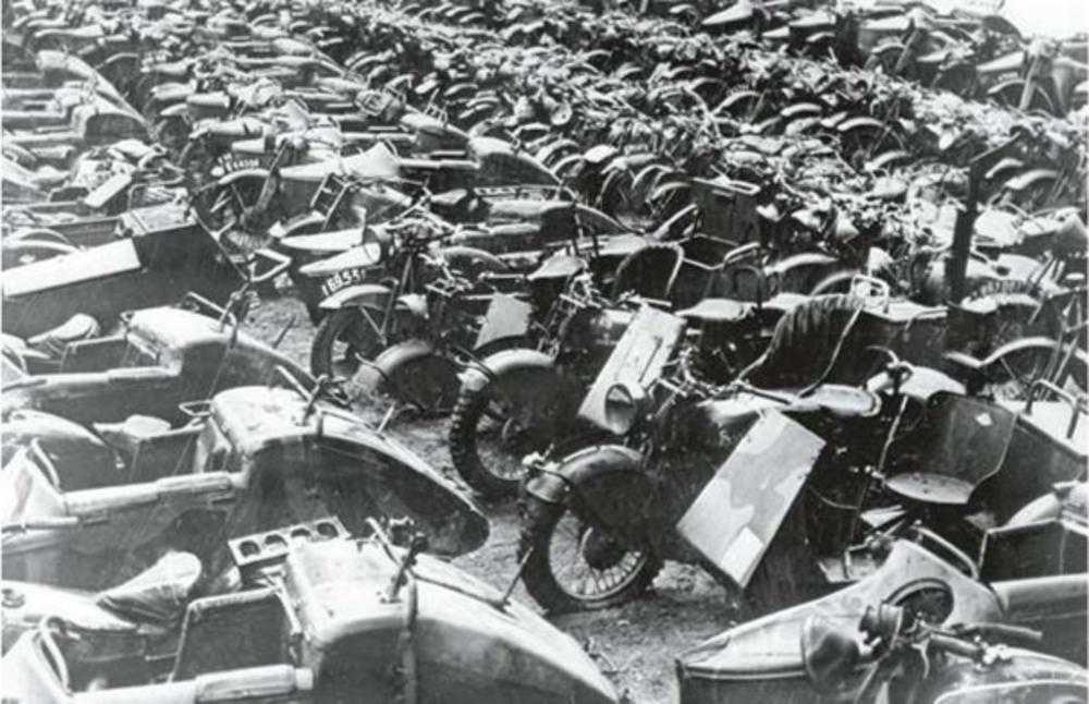 D'innombrables véhicules militaires restèrent sur la plage de Dunkerque. Les Britanniques tentèrent de les rendre inutilisables.