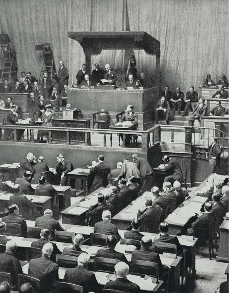 Le ministre belge des Affaires étrangères Paul Hymans (1865 - 1941) déclare l'ouverture du cinquième congrès de la Société des Nations (Genève, 1924).
