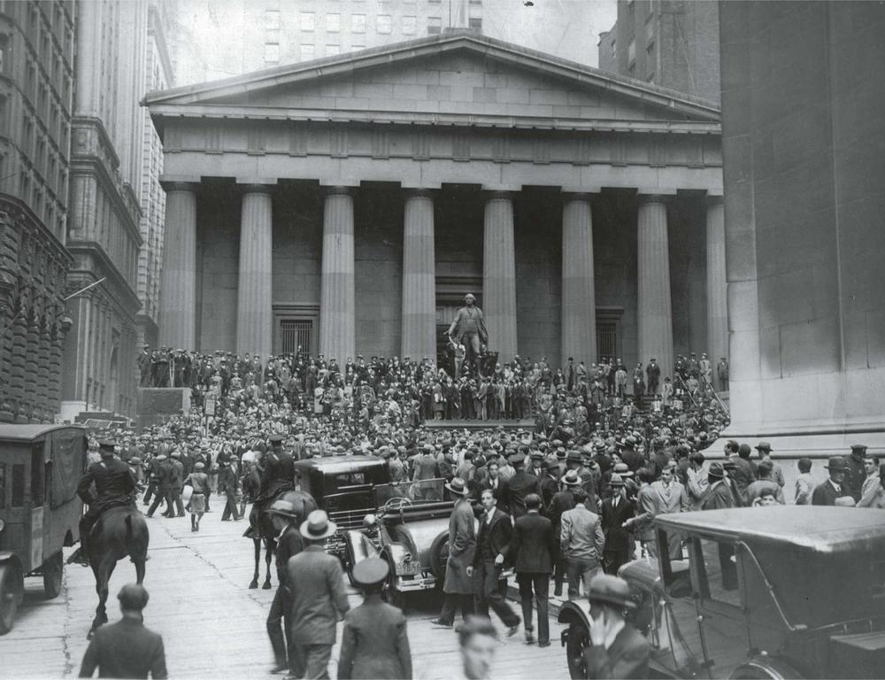 24 octobre 1929, le Jeudi Noir. Le cours des actions à la Bourse de Wall Street s'effondre - la foule se presse devant le bâtiment de la Bourse. C'est le début de la crise des années 1930.