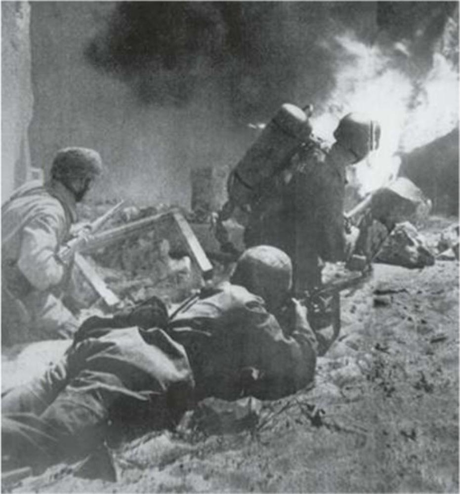 Les Allemands engagent directement l'attaque d'Eben-Emael.