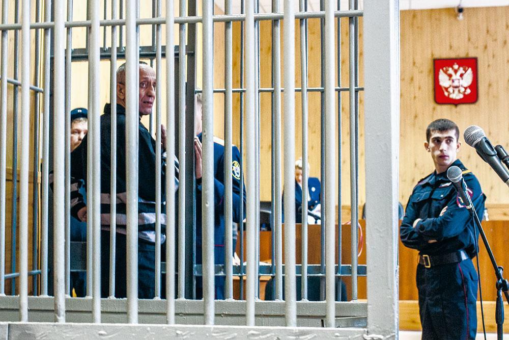 Le tueur en série (78 meurtres) Mikhaïl Popkov, lors de son procès en Russie. Confondu par son ADN après vingt ans d'enquête...