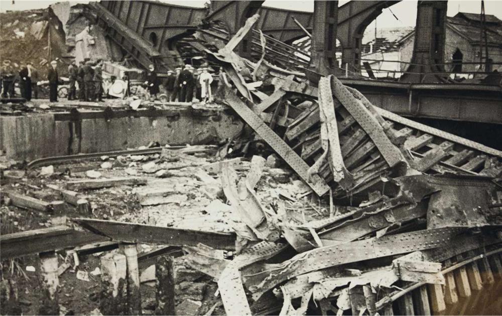 Un pont ferroviaire détruit à Malines en mai 1940.