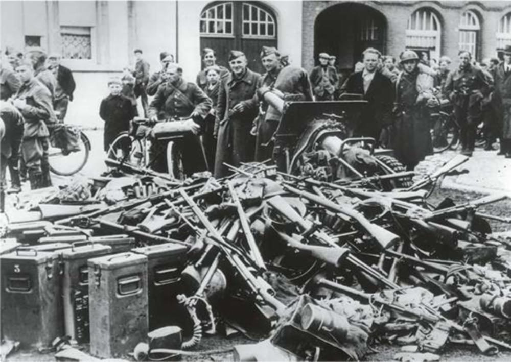 Les armes sont collectées après la capitulation de l'armée belge le 28 mai 1940.