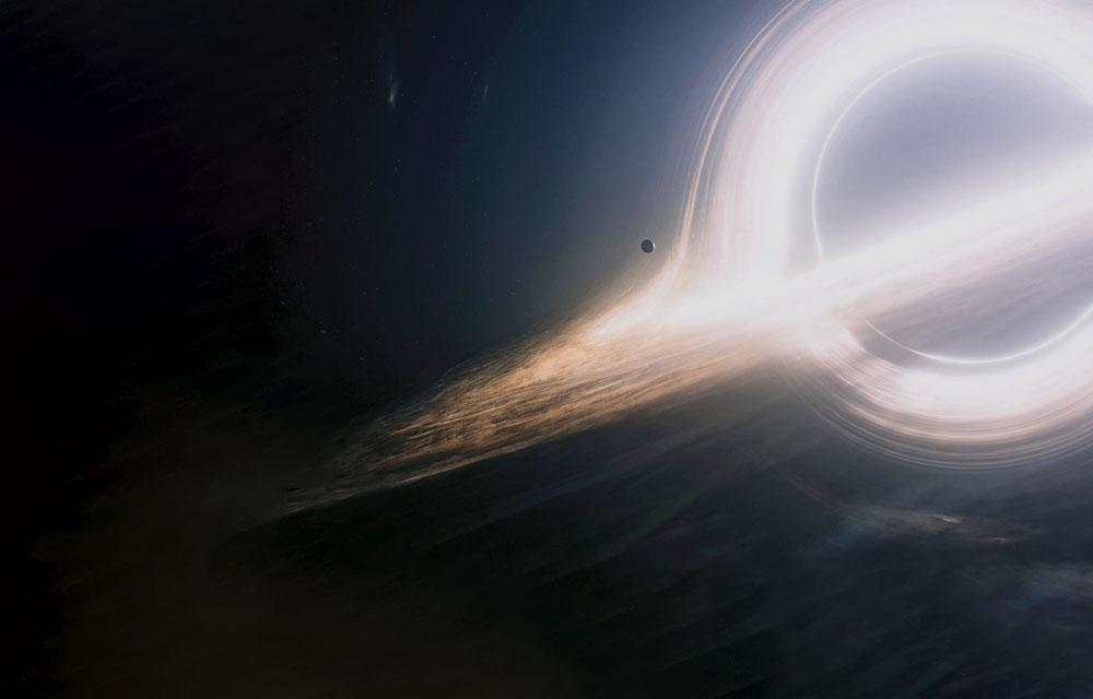 Si le trou noir du film Interstellar de Christopher Nolan (2014) a marqué les esprits, sa représentation est scientifiquement imparfaite.