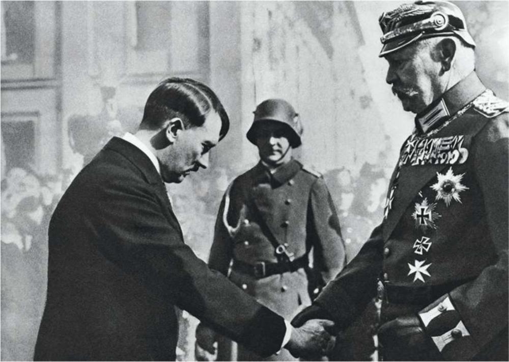 Le 21 mars 1933. Hitler salue le président Paul von Hindenburg en s'inclinant poliment à l'occasion de la 