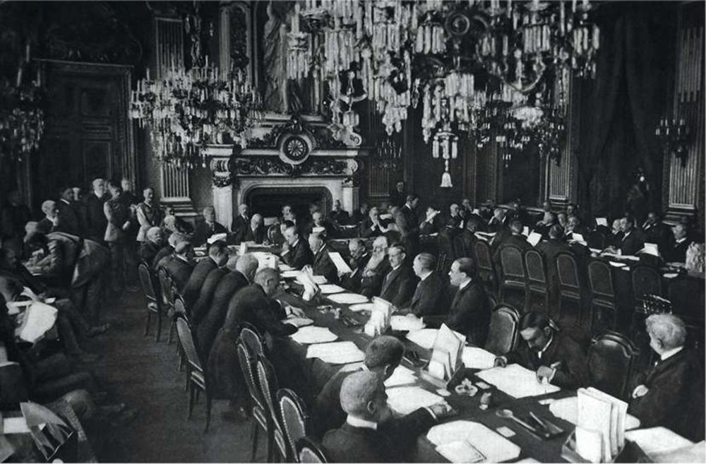 Une photographie de la séance d'ouverture de la conférence de paix de Paris au Trianon en janvier 1919.