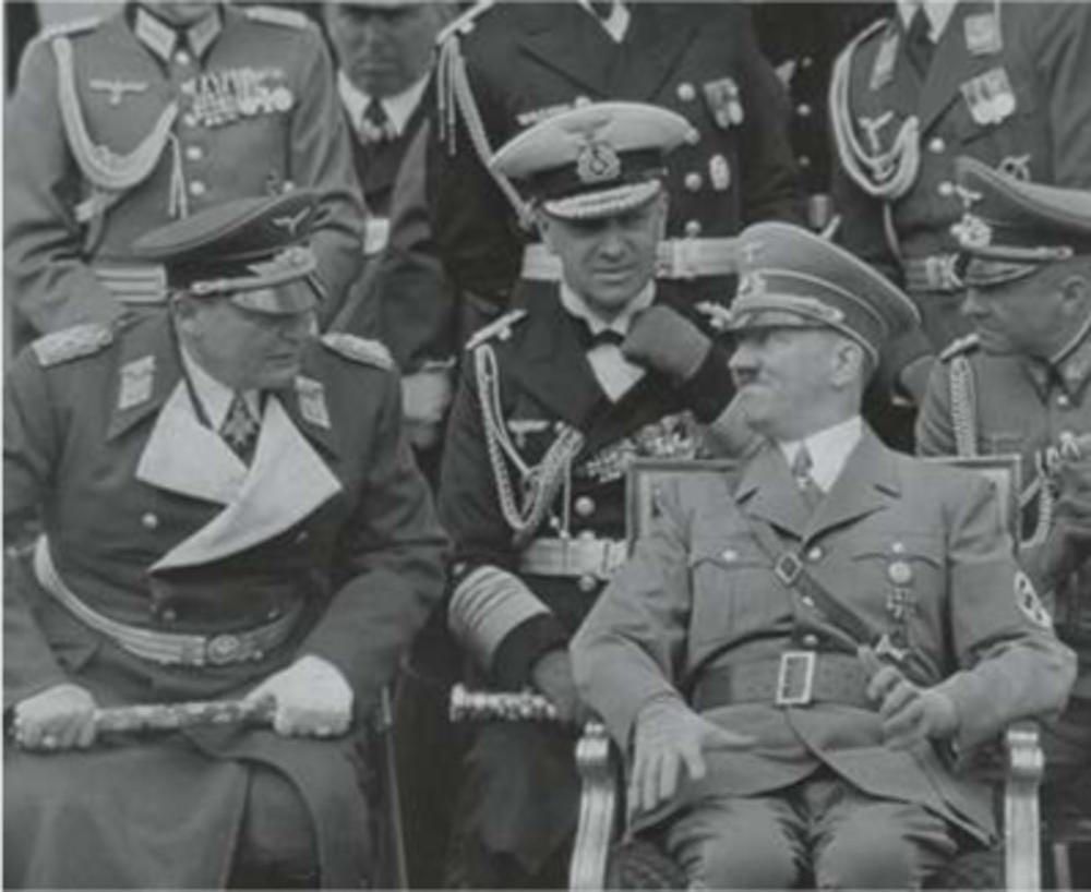 Une parade organisée le 20 avril 1939 à Berlin célèbre le cinquantième anniversaire d'Hitler. A ses côtés, (de g. à d.) : Hermann Göring, Erich Räder en Walther von Brauchitsch.