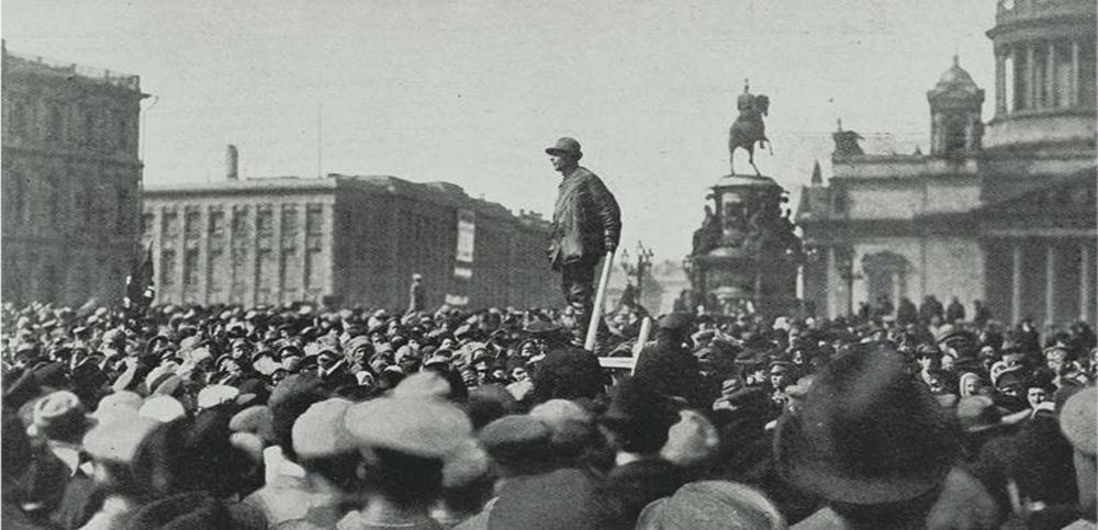 Saint-Pétersbourg, 1917. La colère gronde à la veille de la Révolution russe. Ceci explique que le gouvernement russe ne participa pas aux négociations du traité de Versailles.