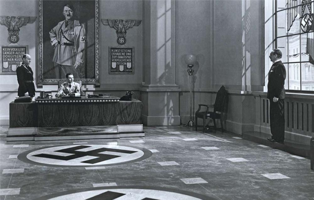 Des swastikas sur le sol, l'aigle sur les murs : l'esthétique et la symbolique associées d'une manière presque hollywoodienne.