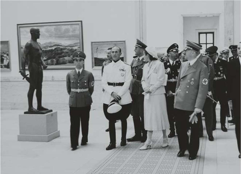 16 juillet 1939. Hitler visitant une exposition. Opposer l'art allemand et l'art dégénéré renforce le nationalisme.