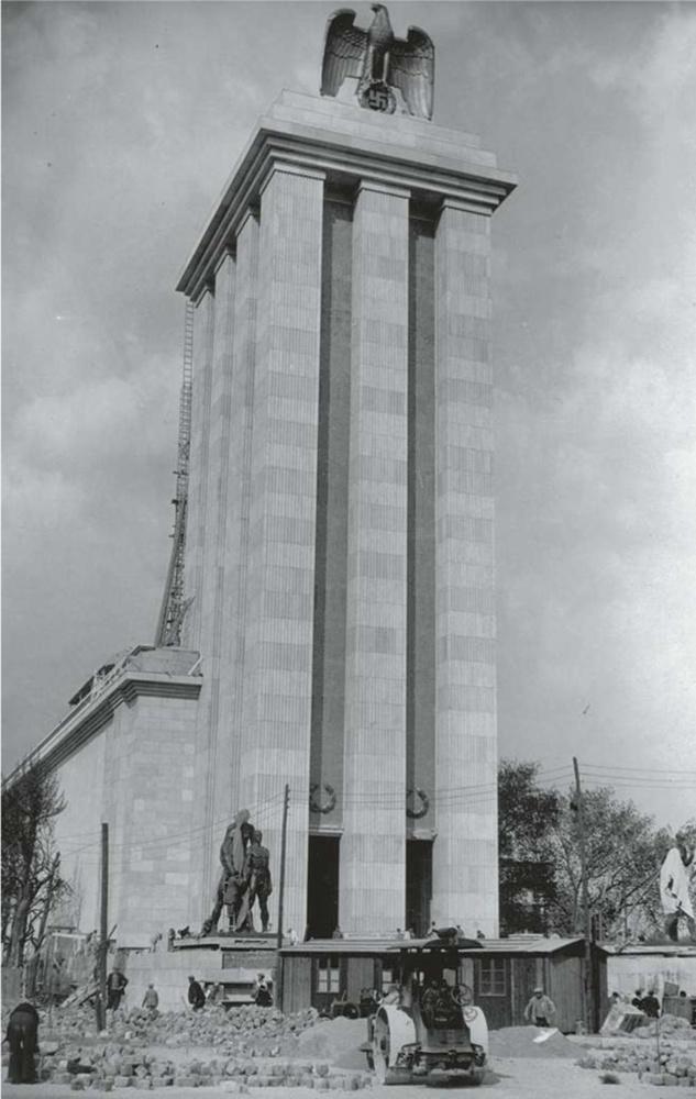 Le pavillon allemand conçu par l'architecte Albert Speer pour l'exposition de 1937 à Paris..