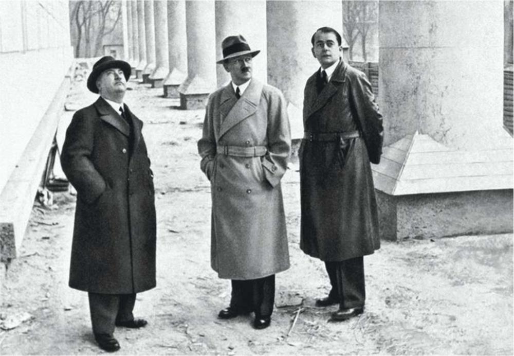 Hitler, ici entre les architectes Leonhard Gall et Albert Speer, lors de la supervision de la construction de la 