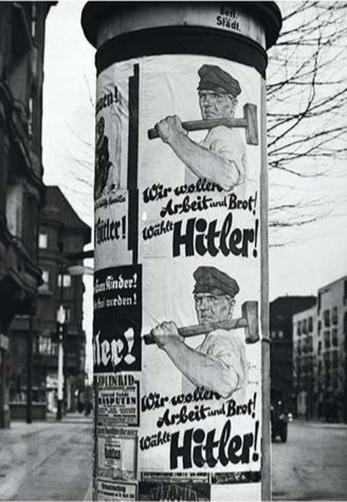 Le moulin allemand de la propagande tourne à plein régime, avec des affiches et des pamphlets.