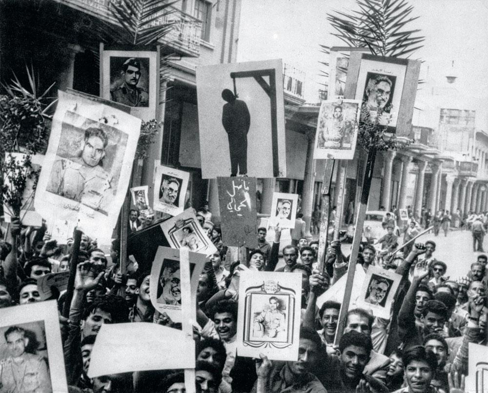 Le 14 juillet 1958, l'Irak subit un coup de force. Les manifestants exhibent les portraits de leur leader Abdul Karim Qassem qui devint Premier ministre après ce coup d'Etat.