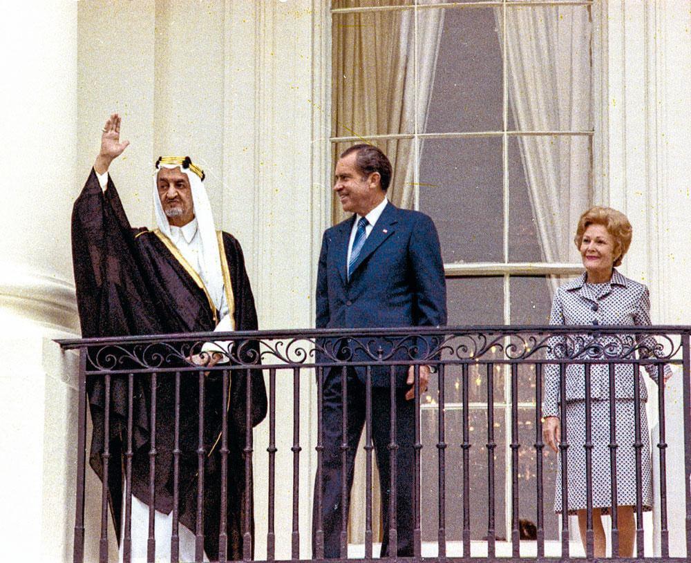 Le roi Fayçal d'Arabie saoudite au balcon de la Maison-Blanche, le 27 mai 1971, en compagnie du président américain Richard Nixon et son épouse. Le roi fut assassiné par son neveu en mars 1975.