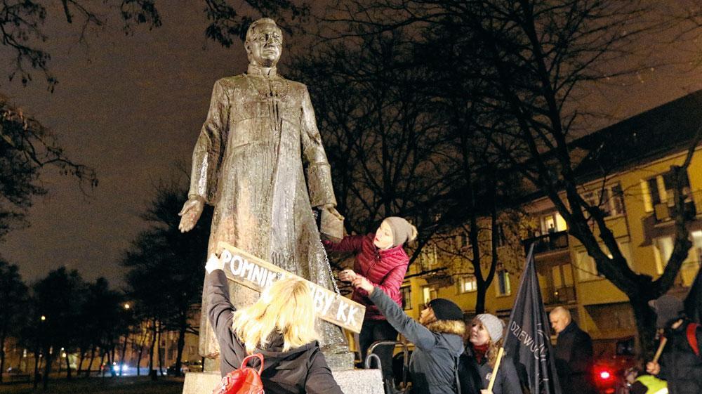 Le 21 février, à Gda?sk, des militants ont déboulonné l'imposante statue du père Henryk Jankowski, aumônier et icône de Solidarnosc, accusé d'avoir abusé de jeunes garçons et filles pendant des décennies.