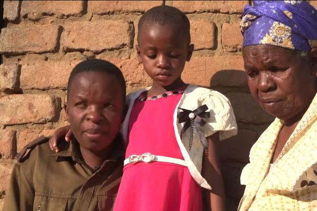 Vimbai, sa fille et sa mère. 