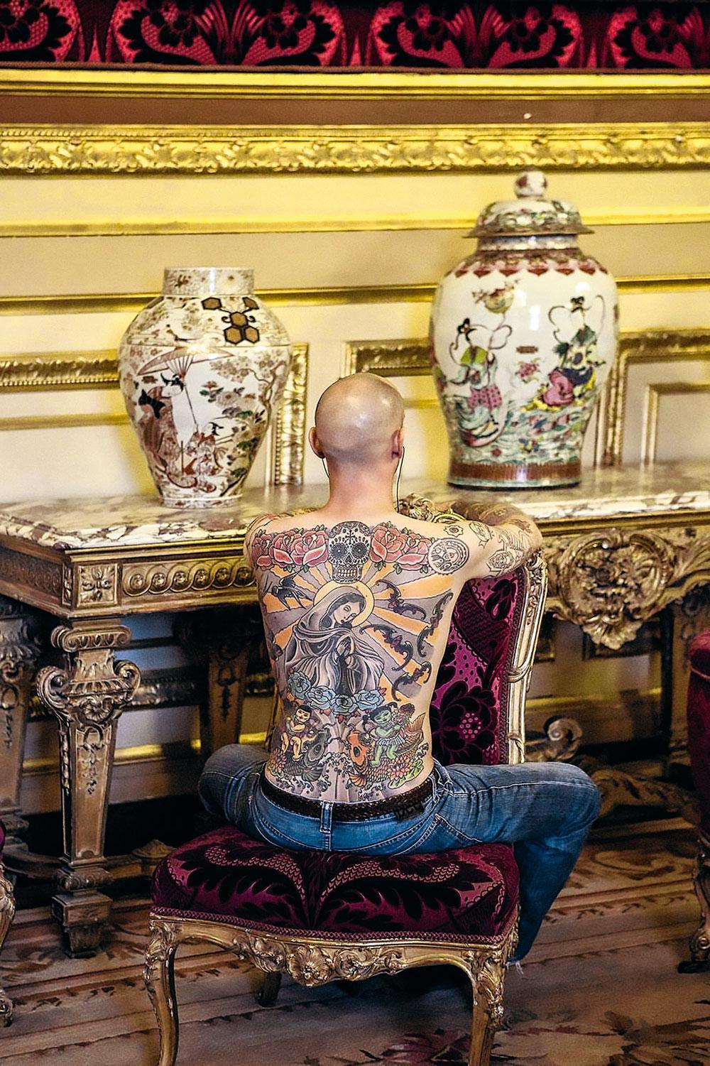 Tim Steiner, jeune pompiste suisse, a vendu la peau de son dos tatoué à un collectionneur.