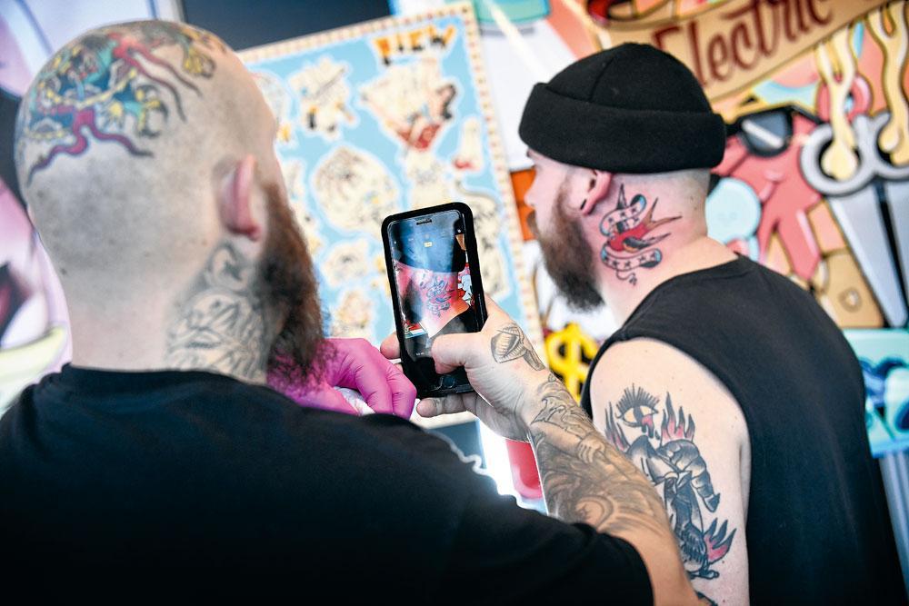 Au dernier salon du tatouage, à Paris. Un artiste ne peut pas tout faire avec les photos de son oeuvre. Le tatoué peut faire valoir son droit à l'image.