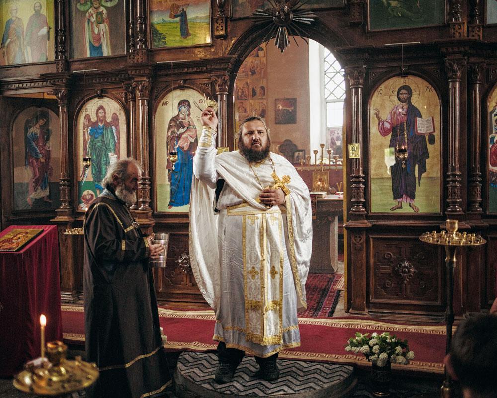 Prètre géorgien célébrant la messe dominicale dans l'église orthodoxe de Tsalka où viennent prier des Géorgiens et des Grecs.