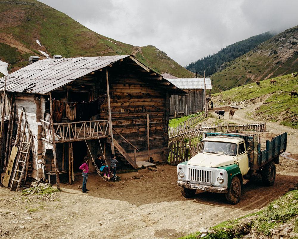Malgré un confort rudimentaire,  les enfants de Ghorjomi passent généralement l'été à Zotikeli, à plus de 2 000 mètres d'altitude, car l'air y est plus frais que dans la vallée.