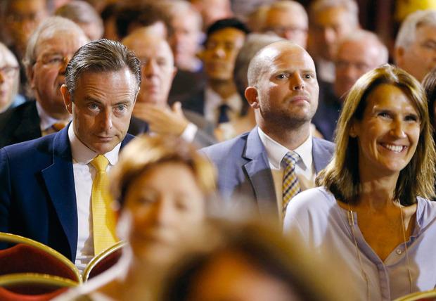 La popularité de Theo Francken fait de lui un candidat en or pour remplacer Bart De Wever à la tête de la N-VA.