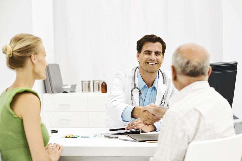 Le rôle du médecin  est de passer le temps nécessaire à expliquer au patient les meilleures  options dans son cas précis, de prendre en compte ses  remarques, de proposer le traitement qui lui semble  le plus adéquat en termes  d'efficacité et de qualité de vie du patient.