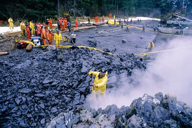 Pour dénoncer la catastrophe de l'Exxon Valdez, les Yes Men se sont fait passer pour des responsables d'Exxon Mobil.