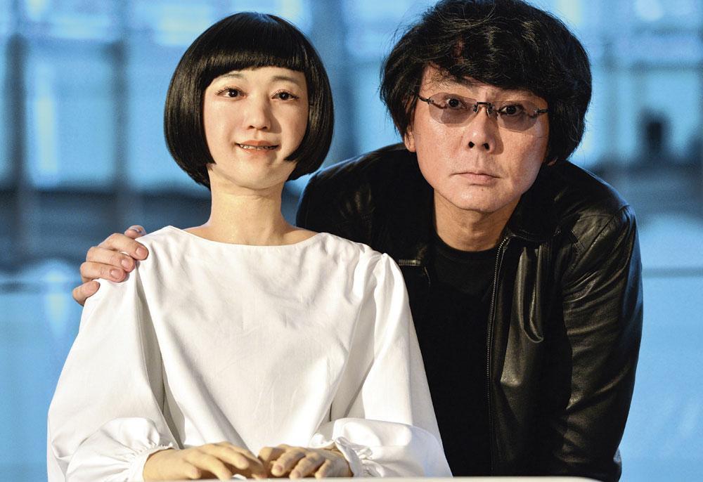 Le professeur Hiroshi Ishiguro (université d'Osaka, à dr.) en 2014 avec le robot Kodomoroid, le premier capable de lire les actualités comme s'il s'agissait d'une présentatrice télé.