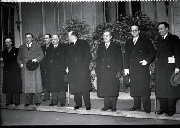 Ministre des Affaires étrangères et parfois Premier ministre en même temps, Paul-Henri Spaak (au centre) sera l'homme clé au sein des gouvernements confrontés à l'imbroglio allemand.