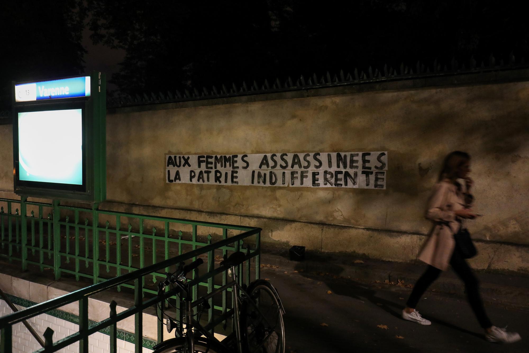 Féminicides: des phrases choc sur les murs de Paris pour 