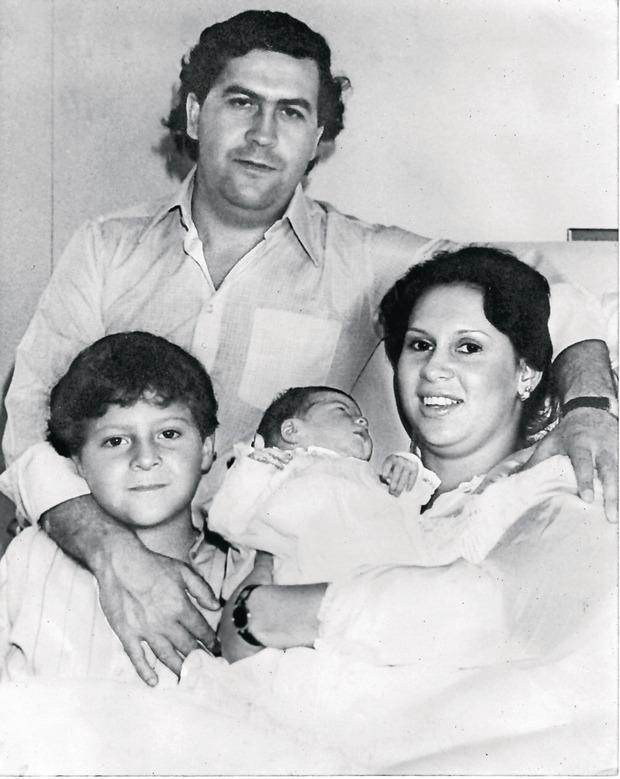 Juan Pablo (7 ans) et sa petite soeur dans les bras de leurs parents en 1984. Depuis la mort de Pablo, en 1993, la famille vit en Argentine.