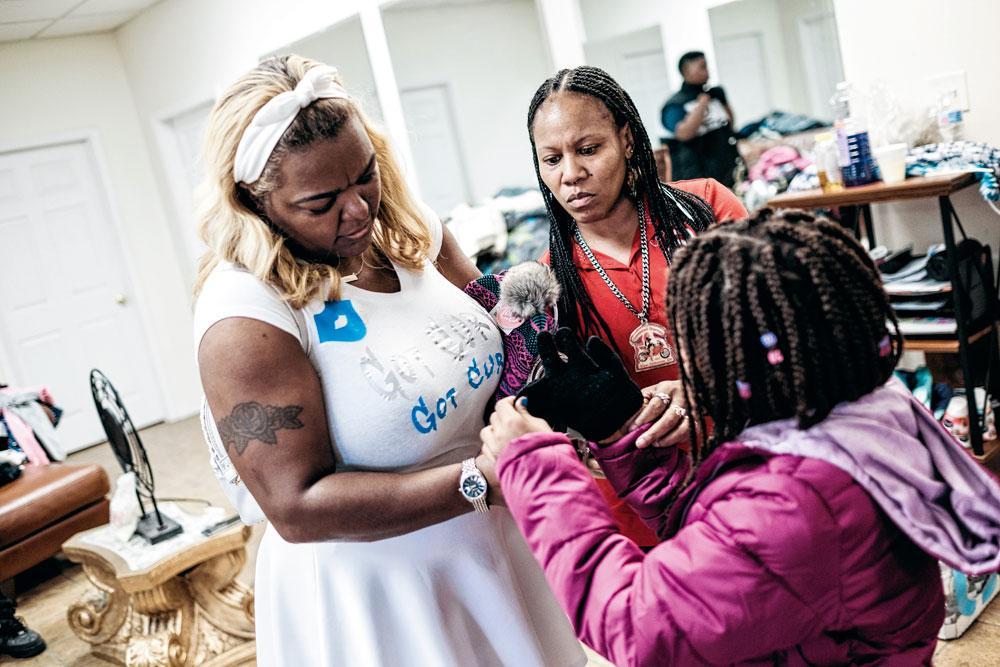 Femmes au grand coeur : les Caramel Curves participent  à une journée de distribution de vêtements pour les familles  dans le besoin.