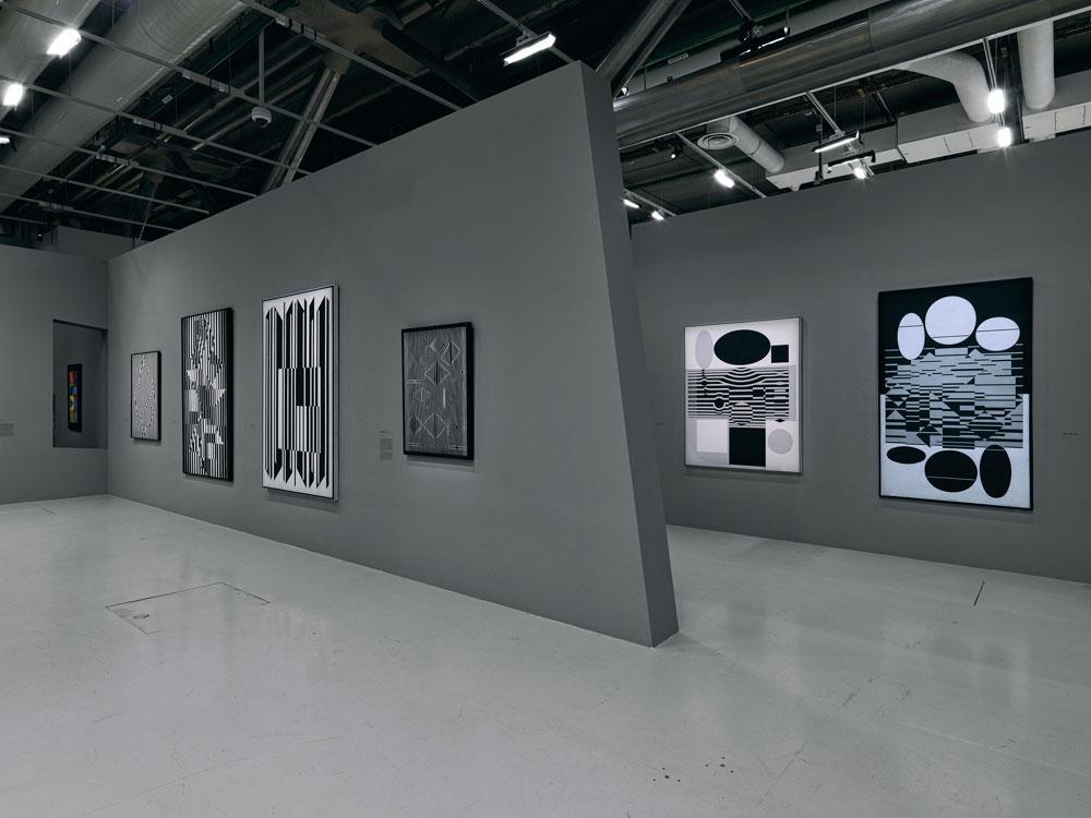A l'aube des années 1950, Vasarely abandonne temporairement la couleur en faveur d'une abstraction en noir et blanc.