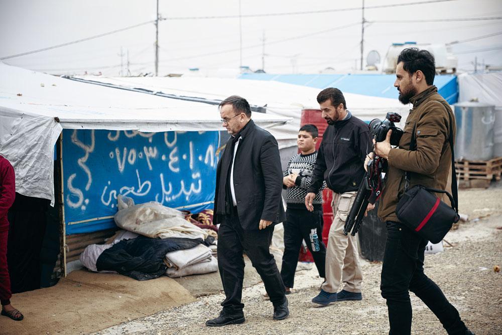 Le père Patrick Desbois dans un camp de déplacés yézidis : certains commencent à se repenser comme Irakiens.