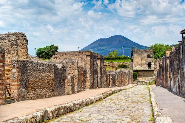 La ville de Pompéi, forissante, fut détruite par l'éruption du Vésuve en 79 après J.-C. Elle comptait alors 12 000 habitants.