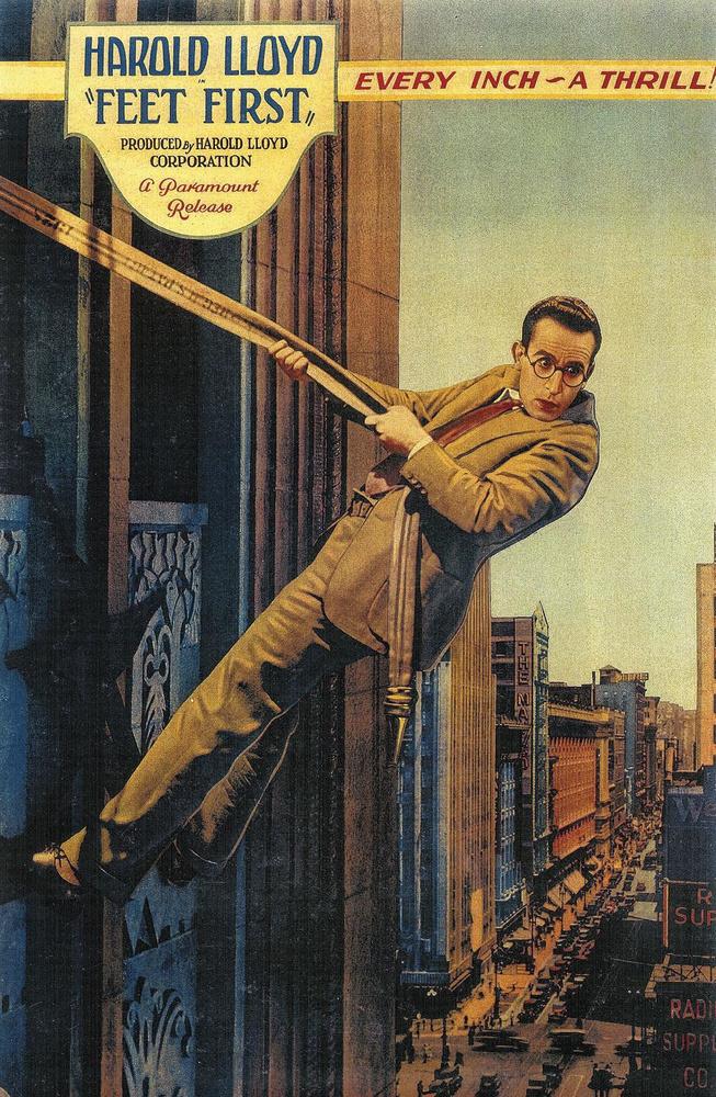 Comme Harold Lloyd dans Feet First (1930), Tintin sortira sur la façade d'un immeuble en Amérique (1931 - 1932).