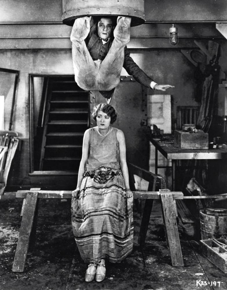 Dans The Navigator (1924), Buster Keaton tombe d'une manche à air, comme Milou dans Tintin au Congo.
