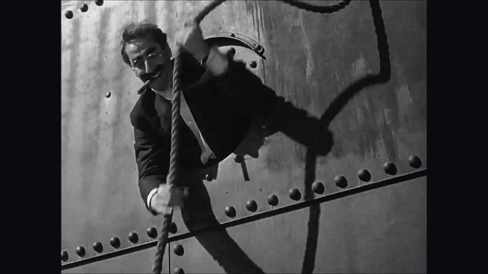 Groucho Marx s'échappe d'une cabine par un hublot et gagne une cabine supérieure dans A Night at the Opera (1935). Tintin fera de même dans Le Crabe aux pinces d'or.